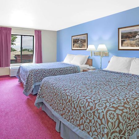 Days Inn By Wyndham Madison Ne/Windsor Esterno foto