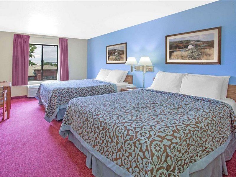 Days Inn By Wyndham Madison Ne/Windsor Esterno foto