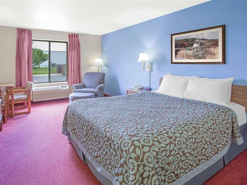 Days Inn By Wyndham Madison Ne/Windsor Esterno foto
