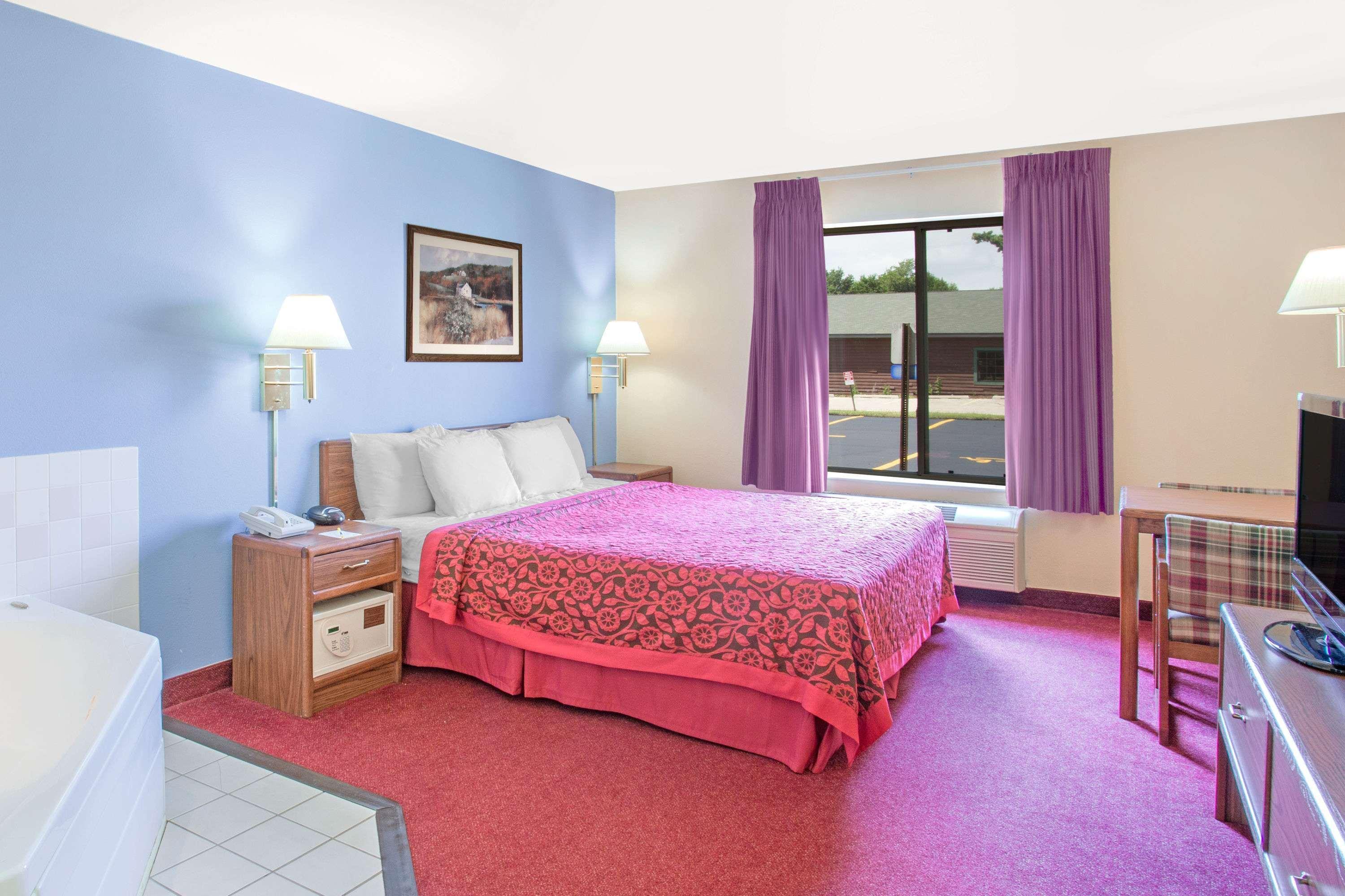Days Inn By Wyndham Madison Ne/Windsor Esterno foto