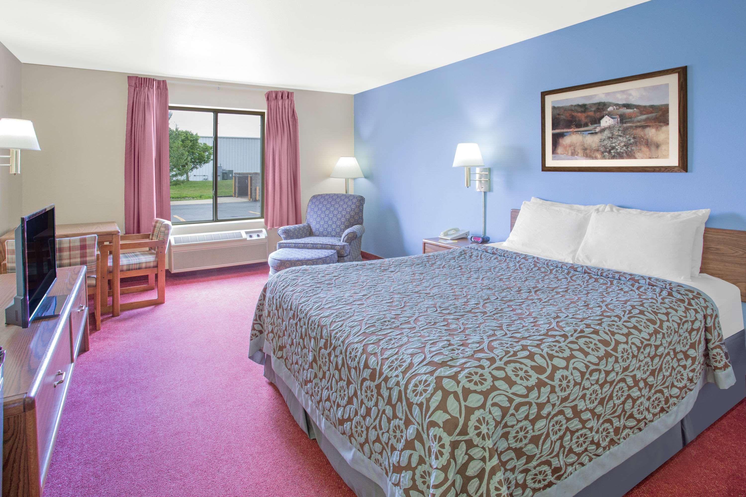 Days Inn By Wyndham Madison Ne/Windsor Esterno foto
