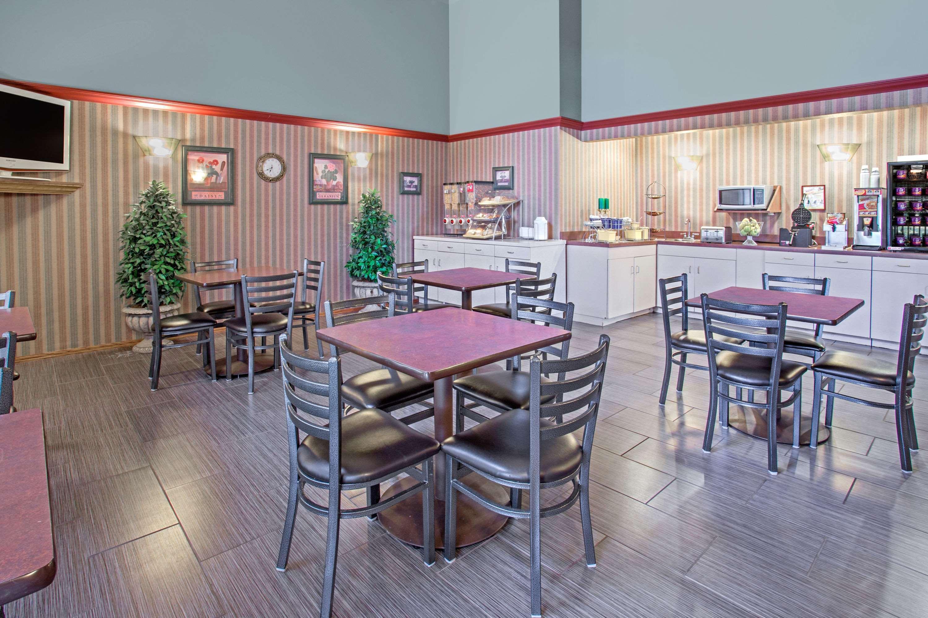 Days Inn By Wyndham Madison Ne/Windsor Esterno foto
